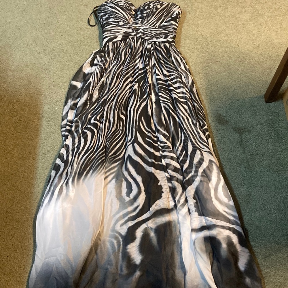 Lovely Ladies Size 0 Dress. Strapless/Sleeveless/Adorable